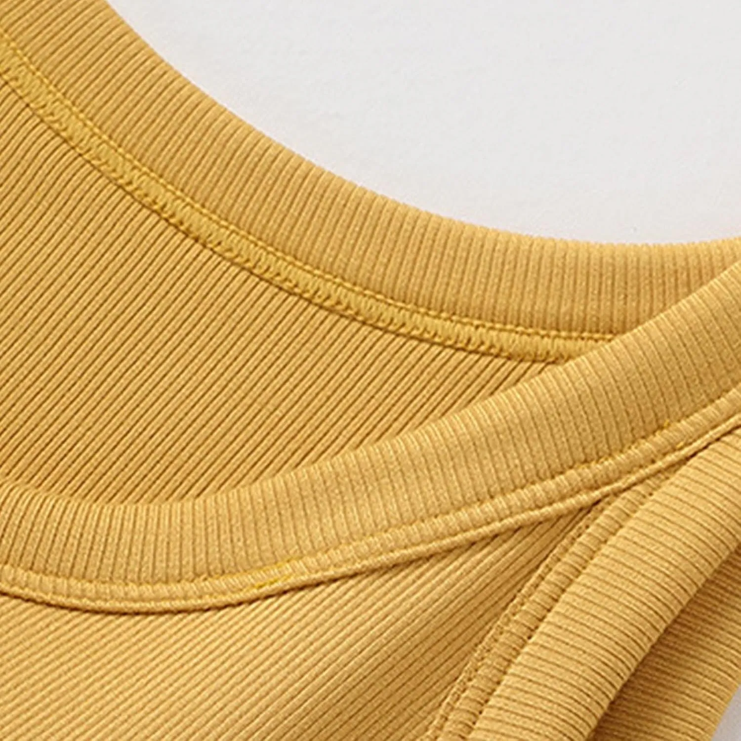 Built in Bra Tank Tops for Women 2025 Ribbed Knit Casual Slim-Fit Tops Crew Neck Sleeveless Summer Basic Tanks